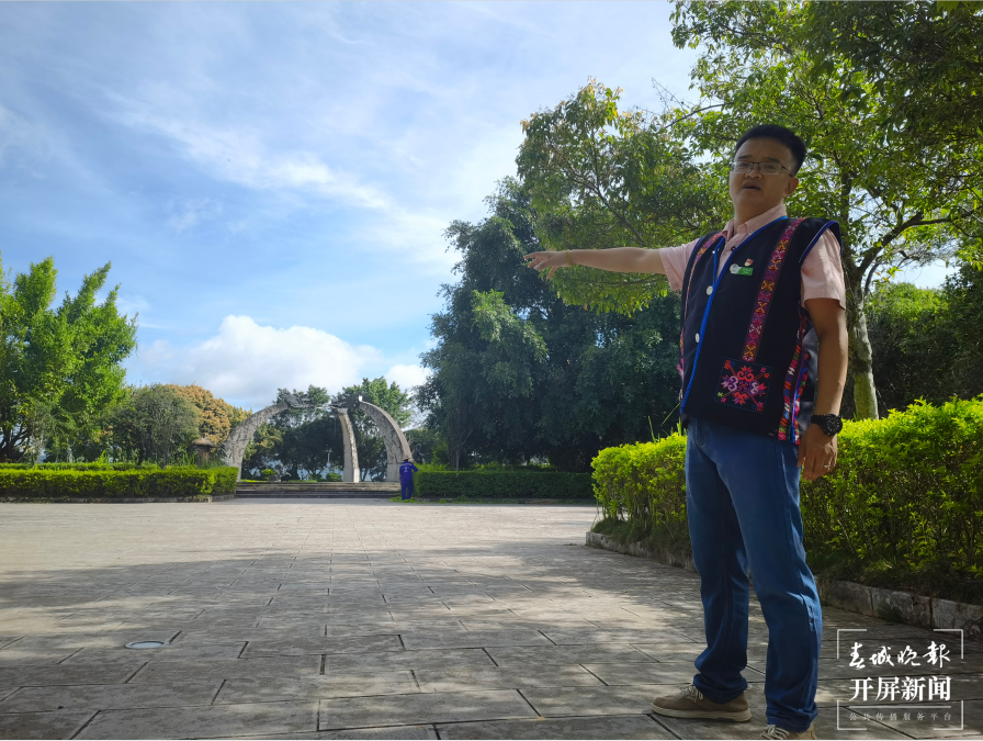 翻垃圾桶、爬石阶、进茶地休息……离群小象哥俩好，一起闲逛一起闹  春城晚报-开屏新闻记者 左学佳 摄影报道