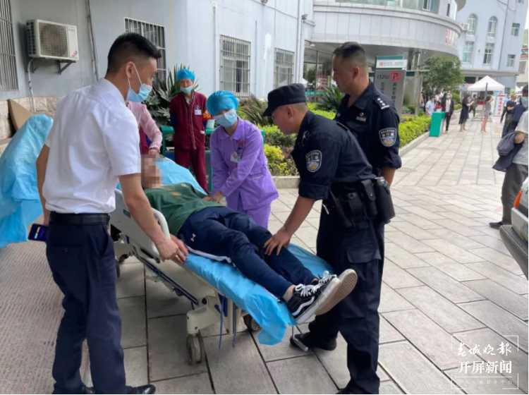 曲靖一男子吃野生菌中毒，遇民警救助竟称“别烦我，我们3个人在打游戏”（蒋琼波摄影报道）