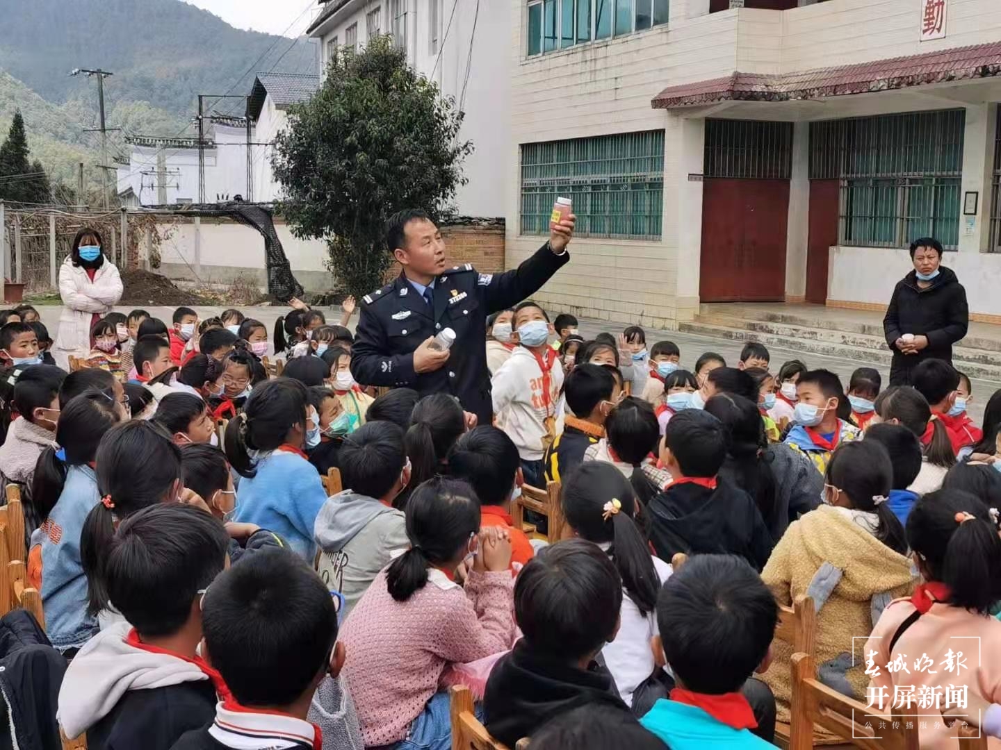 腾冲张家寨：从一个“吸毒村”变成“禁毒村”的10年蜕变  崔敏 通讯员 郑治敏 摄