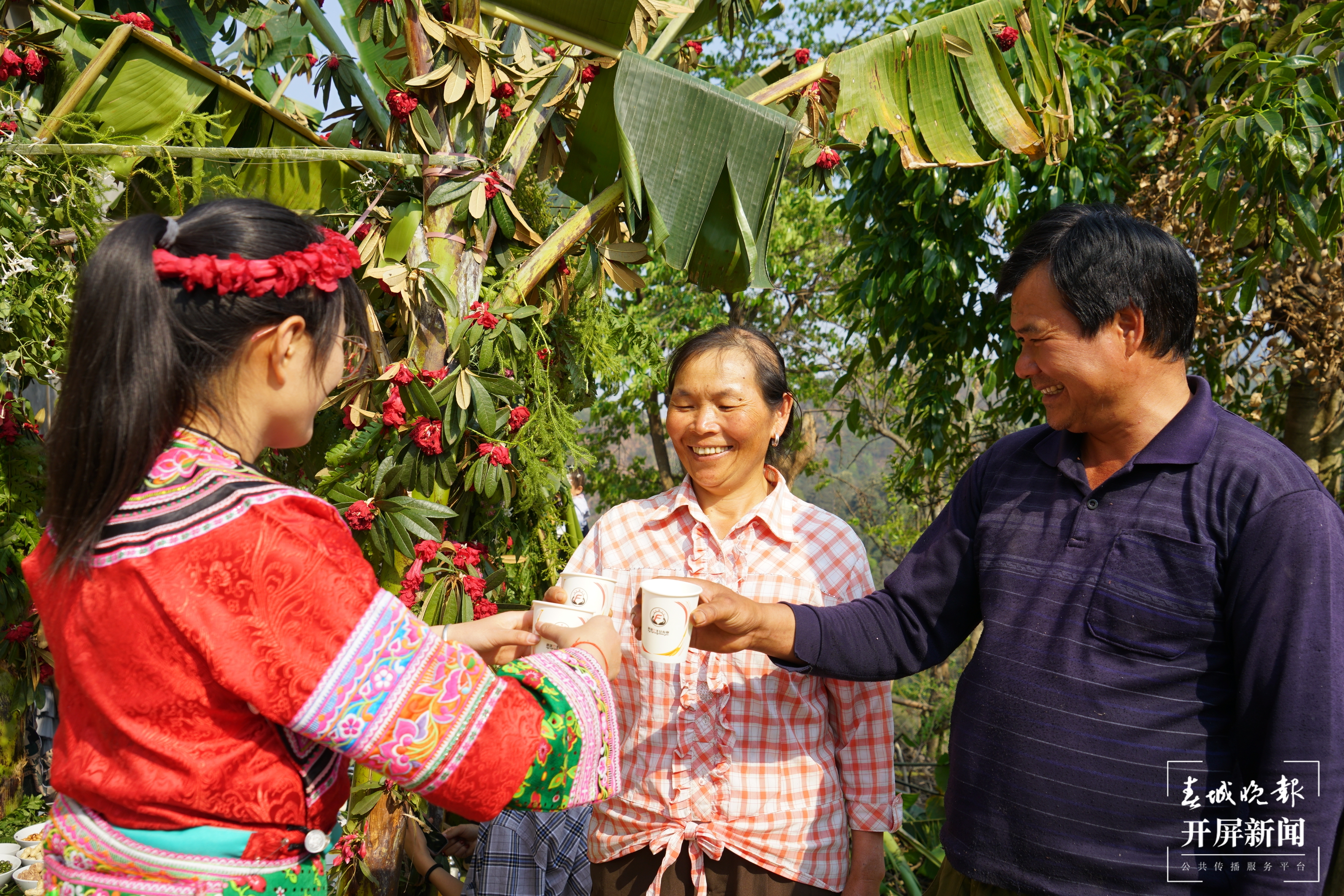玉溪新平县少数民族群众春祭忙（春城晚报-开屏新闻记者 李春丽 通讯员 赵祥明 李云春 王琳艳 郭正芳 罗永芳 摄）