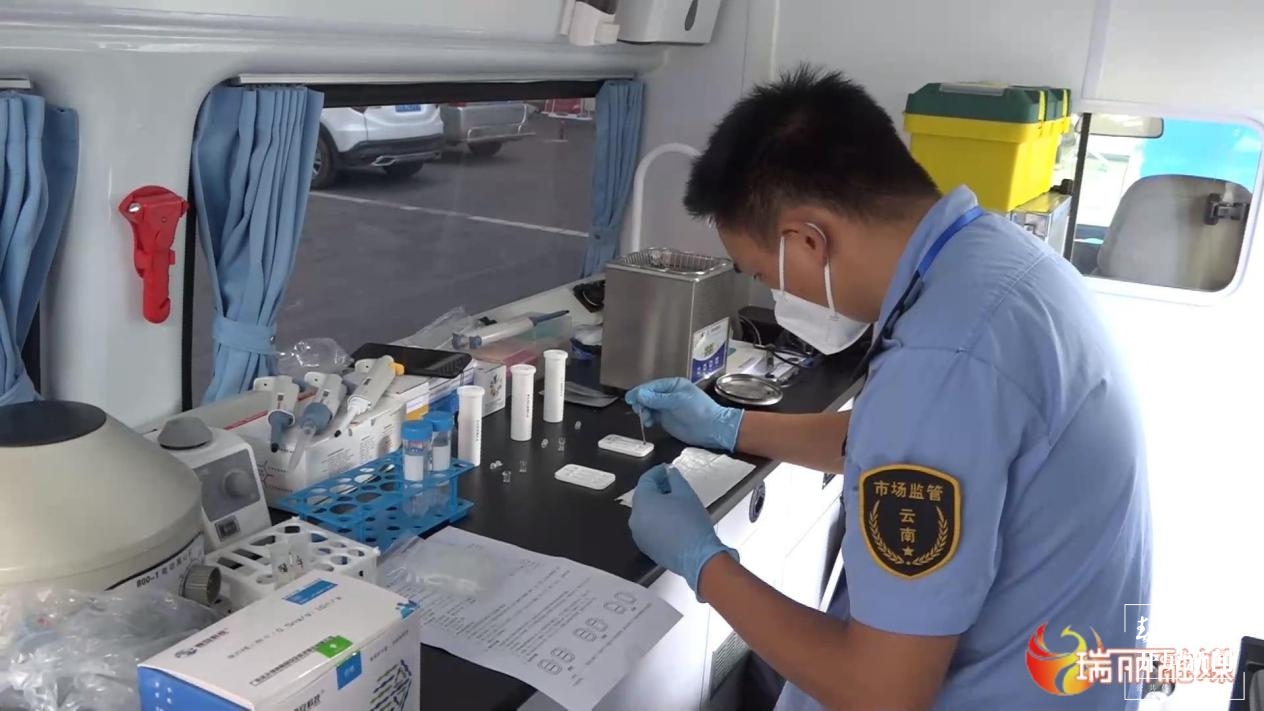 是奔走在战疫一线的“监管蓝” 供图