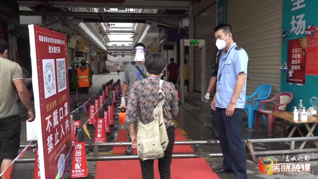 是奔走在战疫一线的“监管蓝” 供图