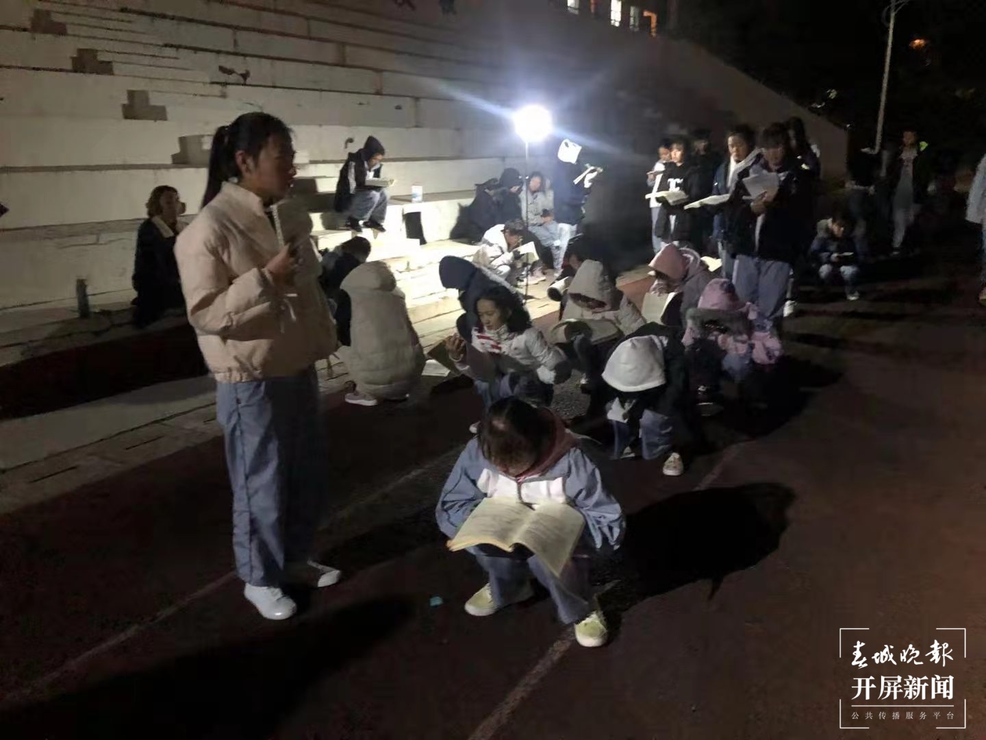 把荆棘当作铺满鲜花的原野，边放牛边备考的漾濞震区学子报名“阳光助学”活动（记者费丹艺摄影报道）