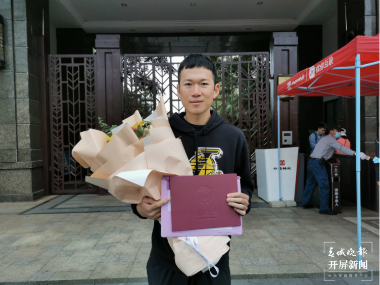 他被清华大学录取！云南首批高考录取通知书派送 春城晚报-开屏新闻记者 李赛摄影报道