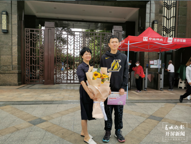 他被清华大学录取！云南首批高考录取通知书派送 春城晚报-开屏新闻记者 李赛摄影报道