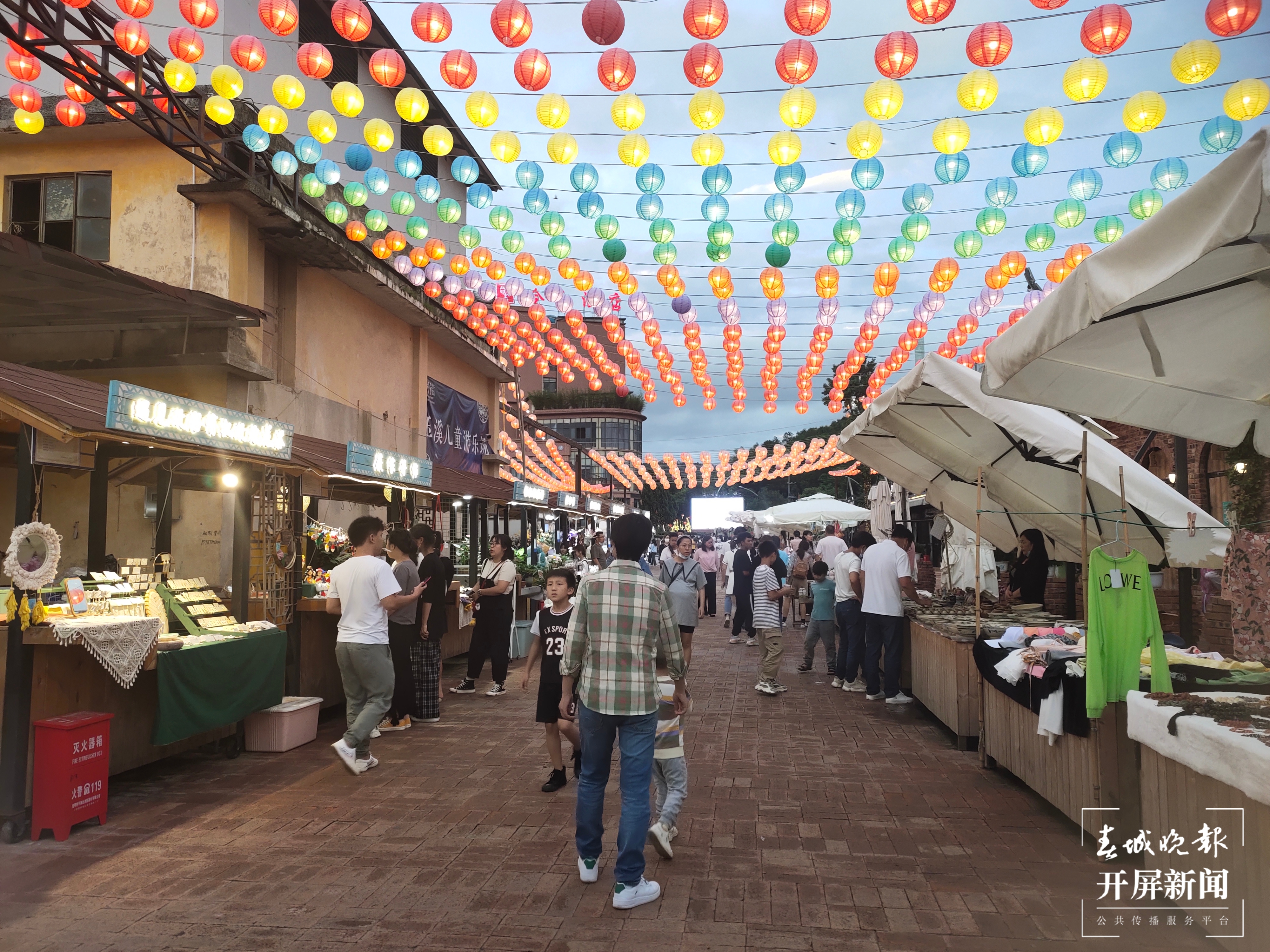 青花街夜经济繁荣，玉溪人夜晚有了好去处（开屏新闻记者 孙江荭摄影报道）
