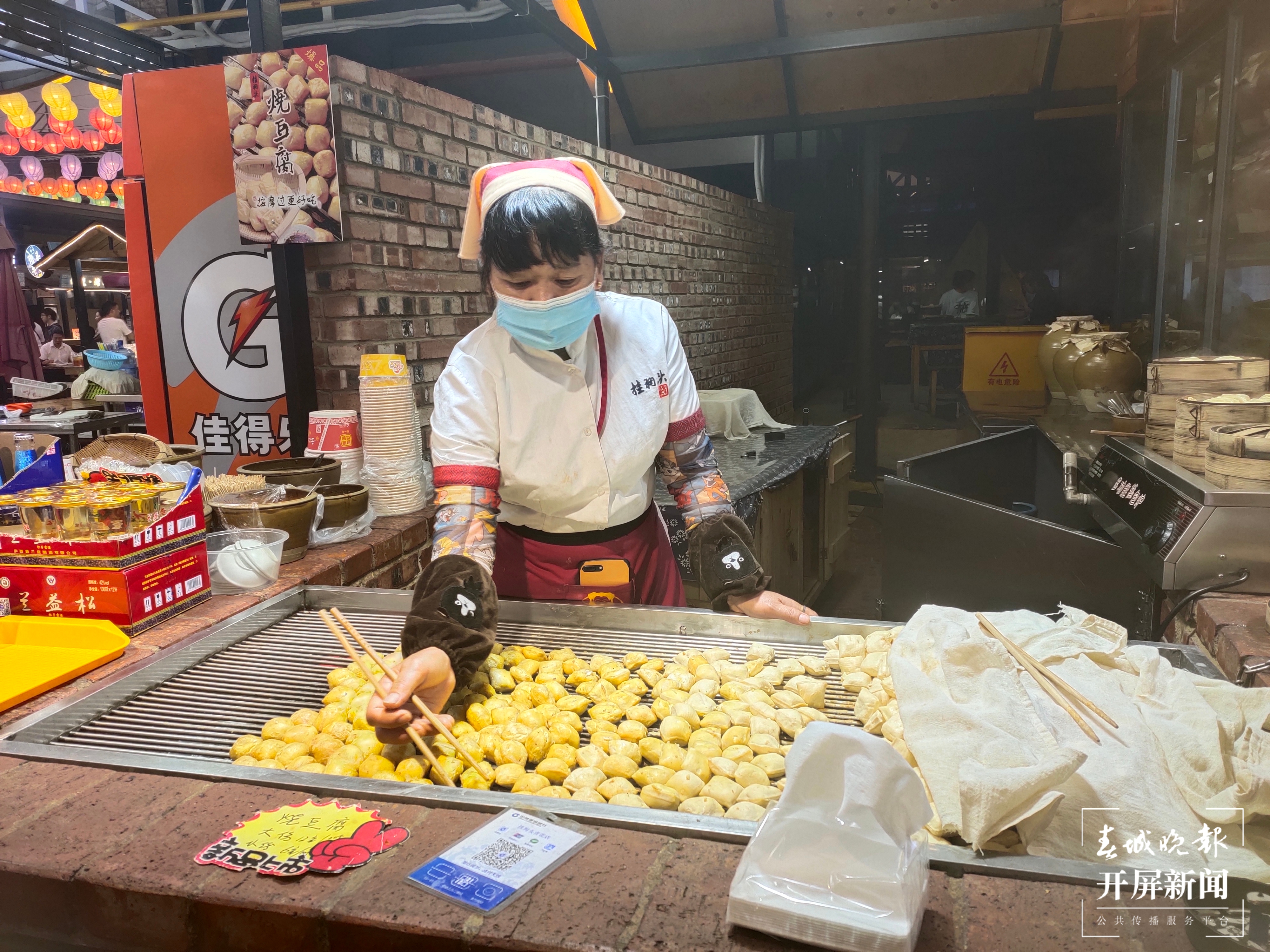 青花街夜经济繁荣，玉溪人夜晚有了好去处（开屏新闻记者 孙江荭摄影报道）