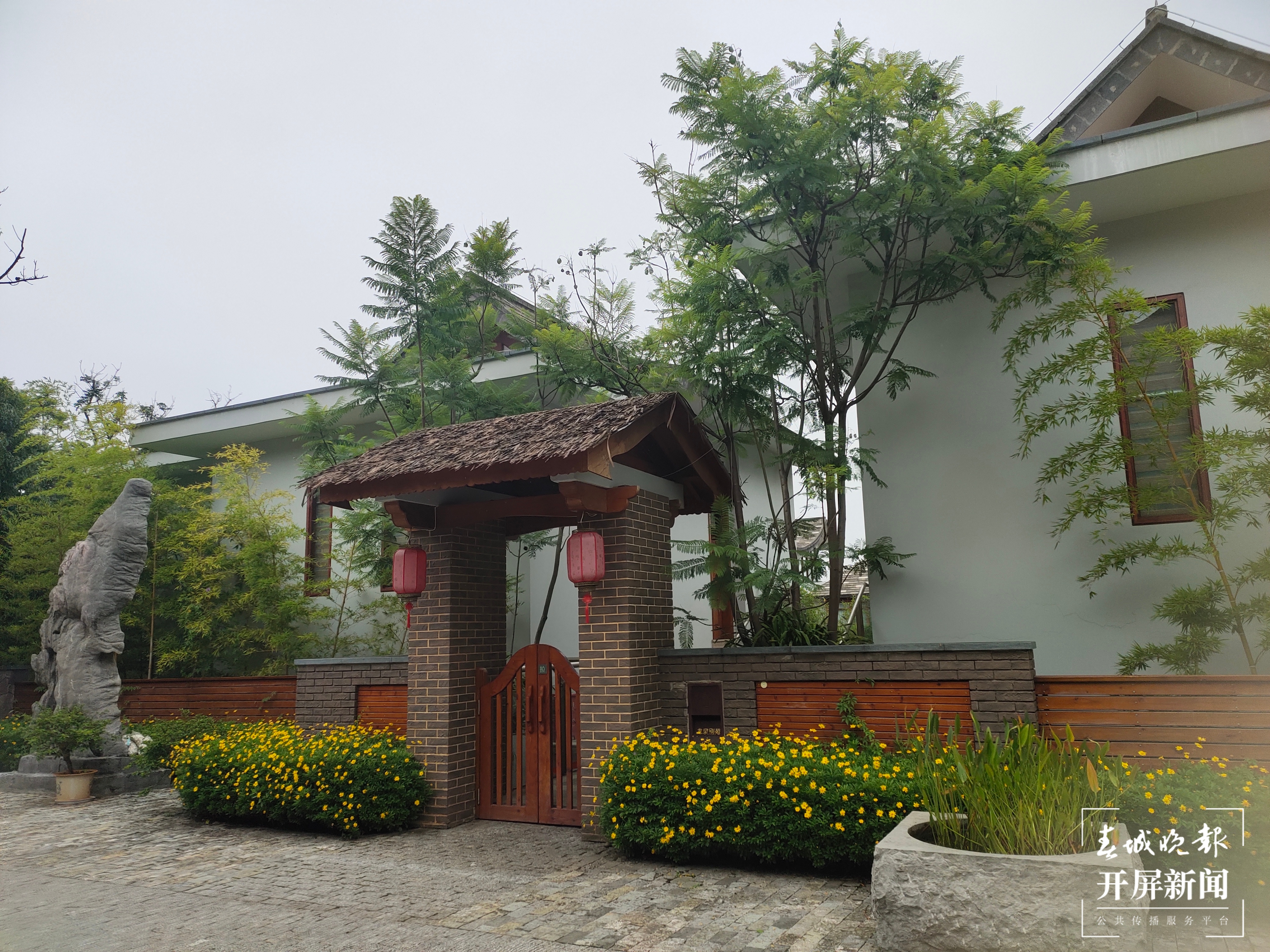 青花街夜经济繁荣，玉溪人夜晚有了好去处（开屏新闻记者 孙江荭摄影报道）