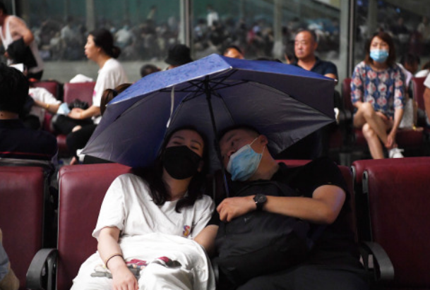 郑州10万人转移避险，水库凌晨溃坝，防总秘书长赴前线 图来源于新华社