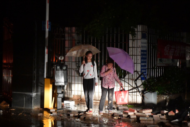 郑州10万人转移避险，水库凌晨溃坝，防总秘书长赴前线 图来源于新华社