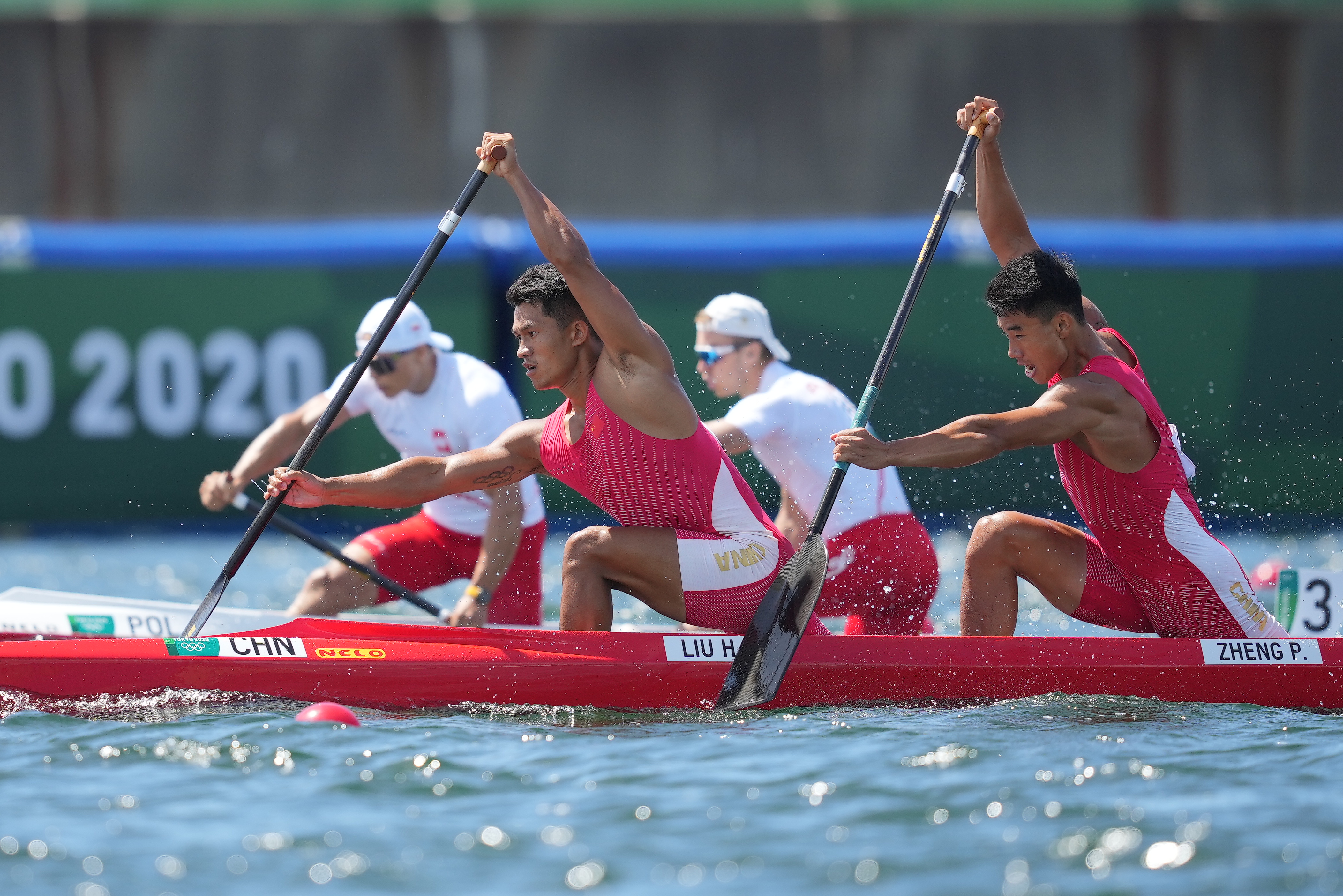 8月3日，中国选手刘浩（左）、郑鹏飞在男子1000米双人划艇半决赛中。新华社记者 薛玉斌 摄