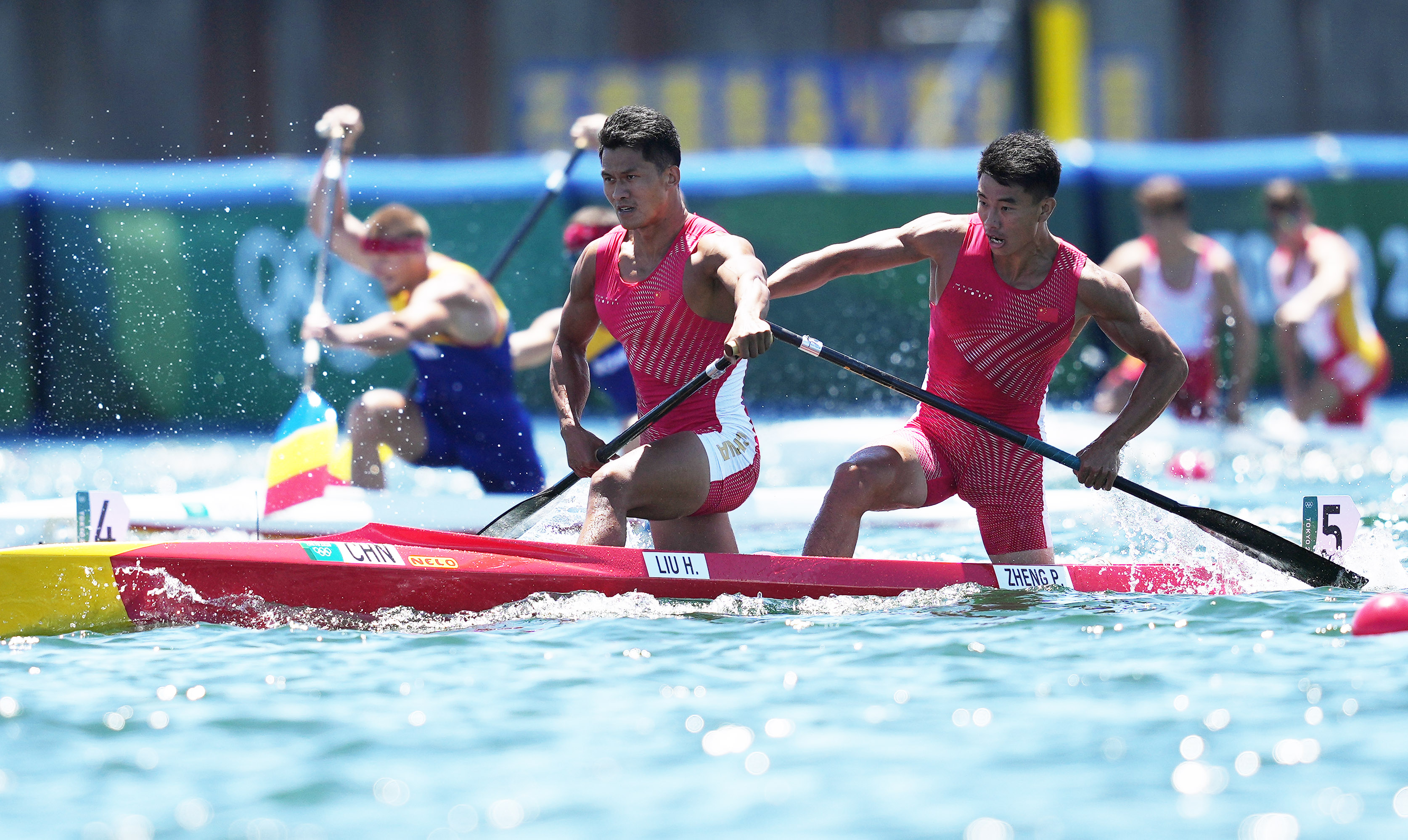 8月3日，中国选手刘浩（前）/郑鹏飞在比赛中。新华社记者 薛玉斌 摄