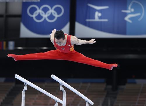 第31金！邹敬园夺得体操男子双杠金牌（新华社记者 郑焕松 摄）