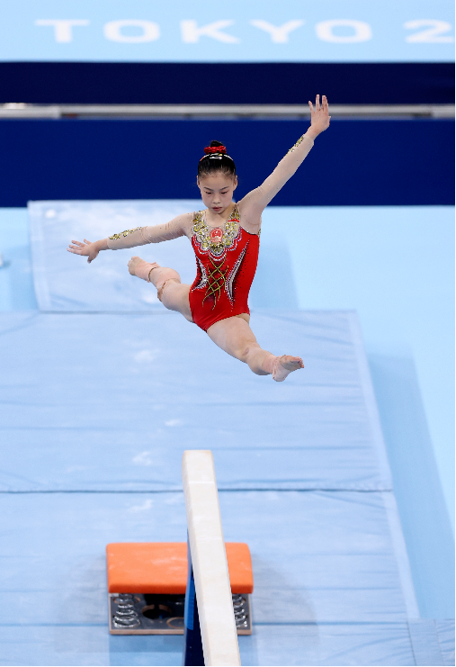 第32金！体操小花管晨辰平衡木夺金，中国包揽金银牌 图片来源于新华社