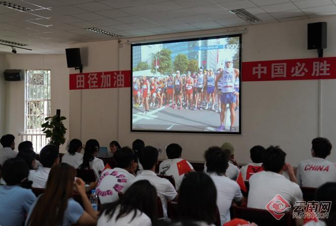 蔡泽林与张俊亲友团加油助威（图自云南网）