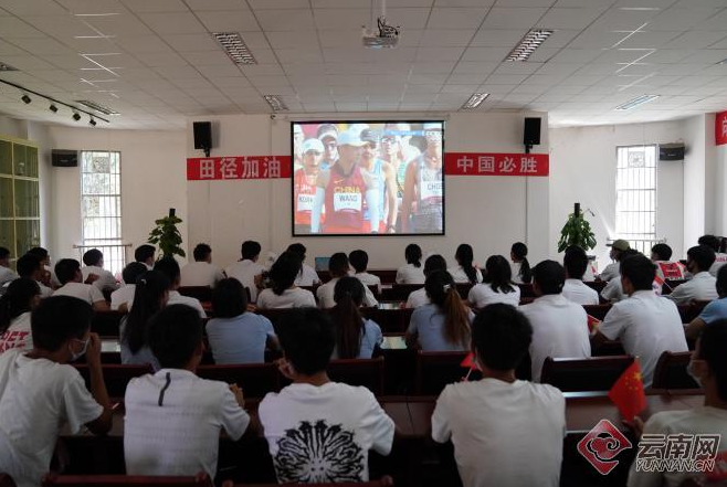 蔡泽林与张俊亲友团加油助威（图自云南网）