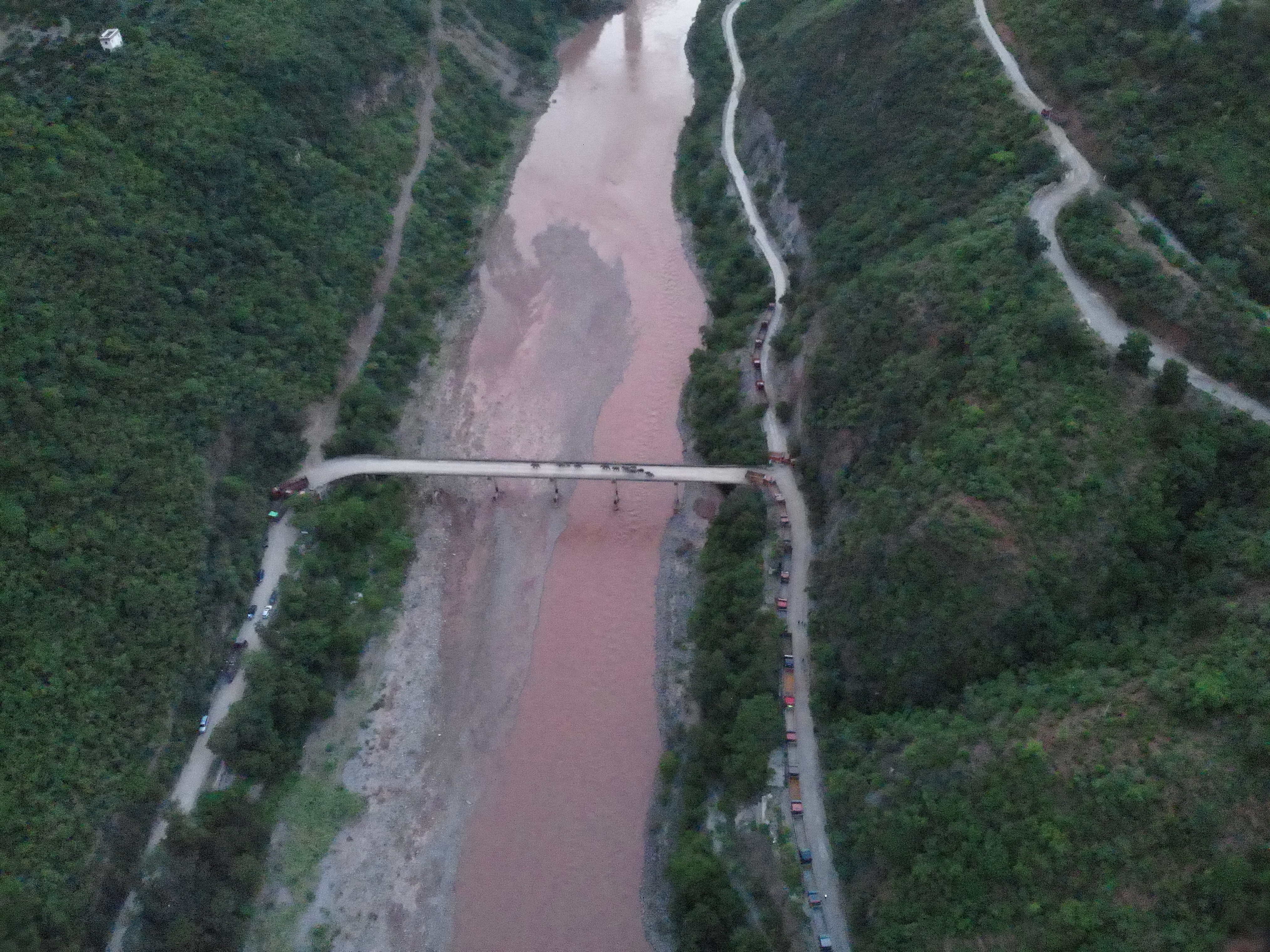 云南北移亚洲象群14只大象已跨越元江（供图）