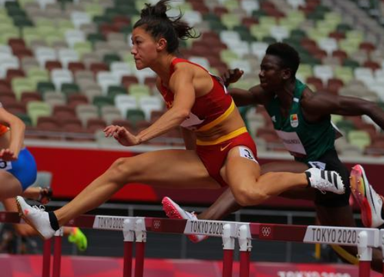 郑妮娜力。图自新华社