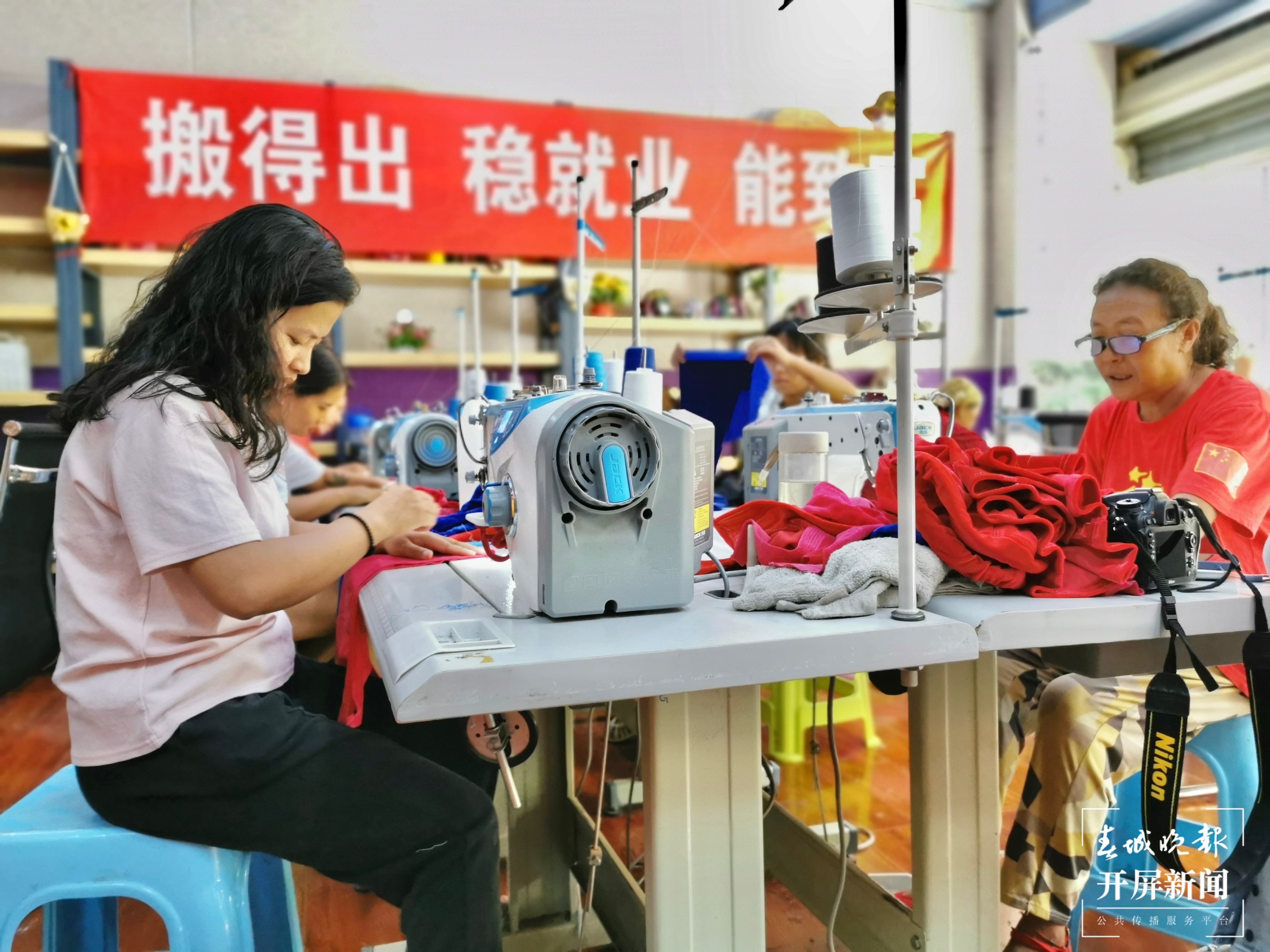 妇女们正在缝制民族服饰 赵丽槐摄.JPG