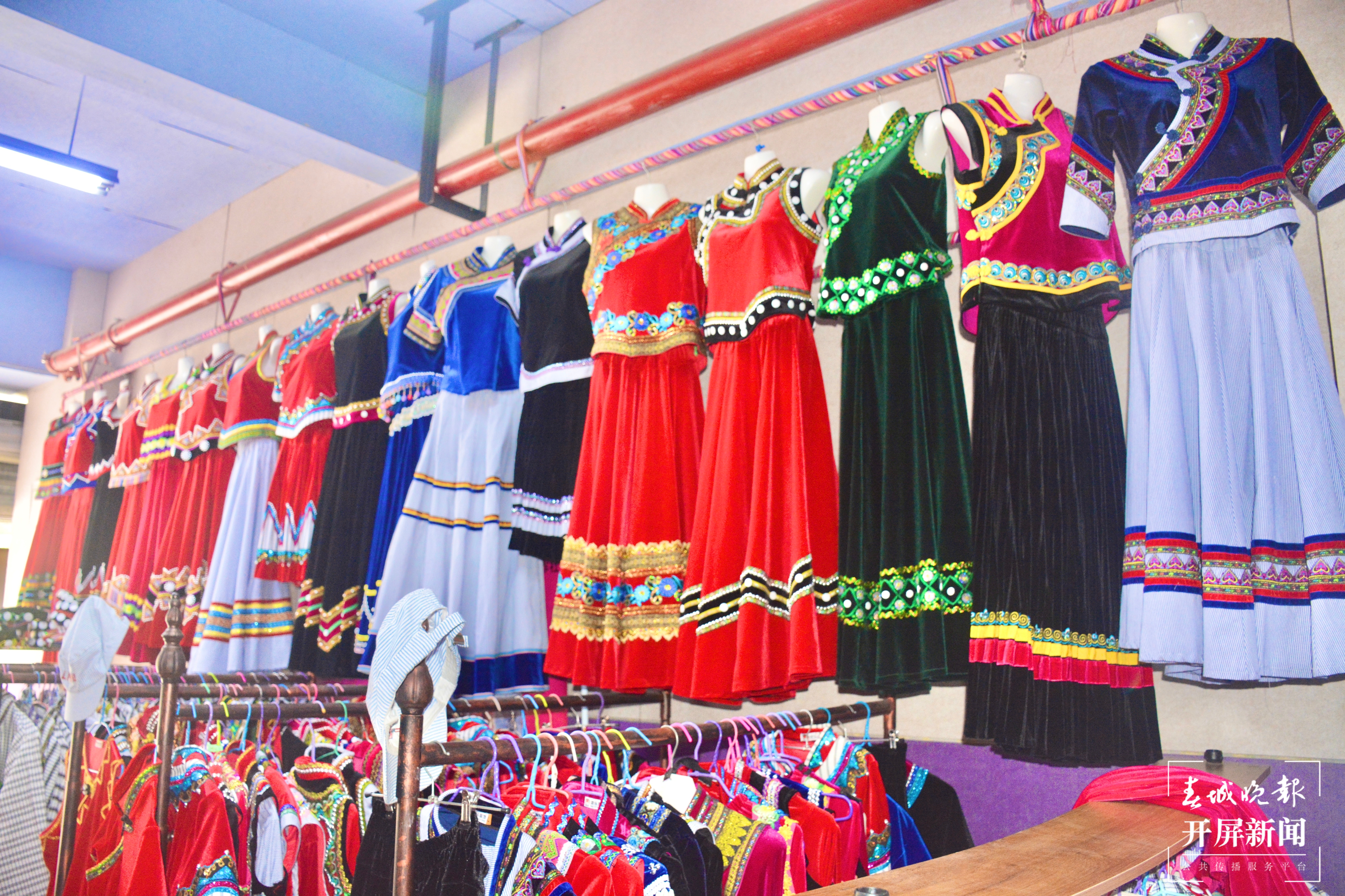 车间里的民族服饰成品 赵丽槐摄.JPG