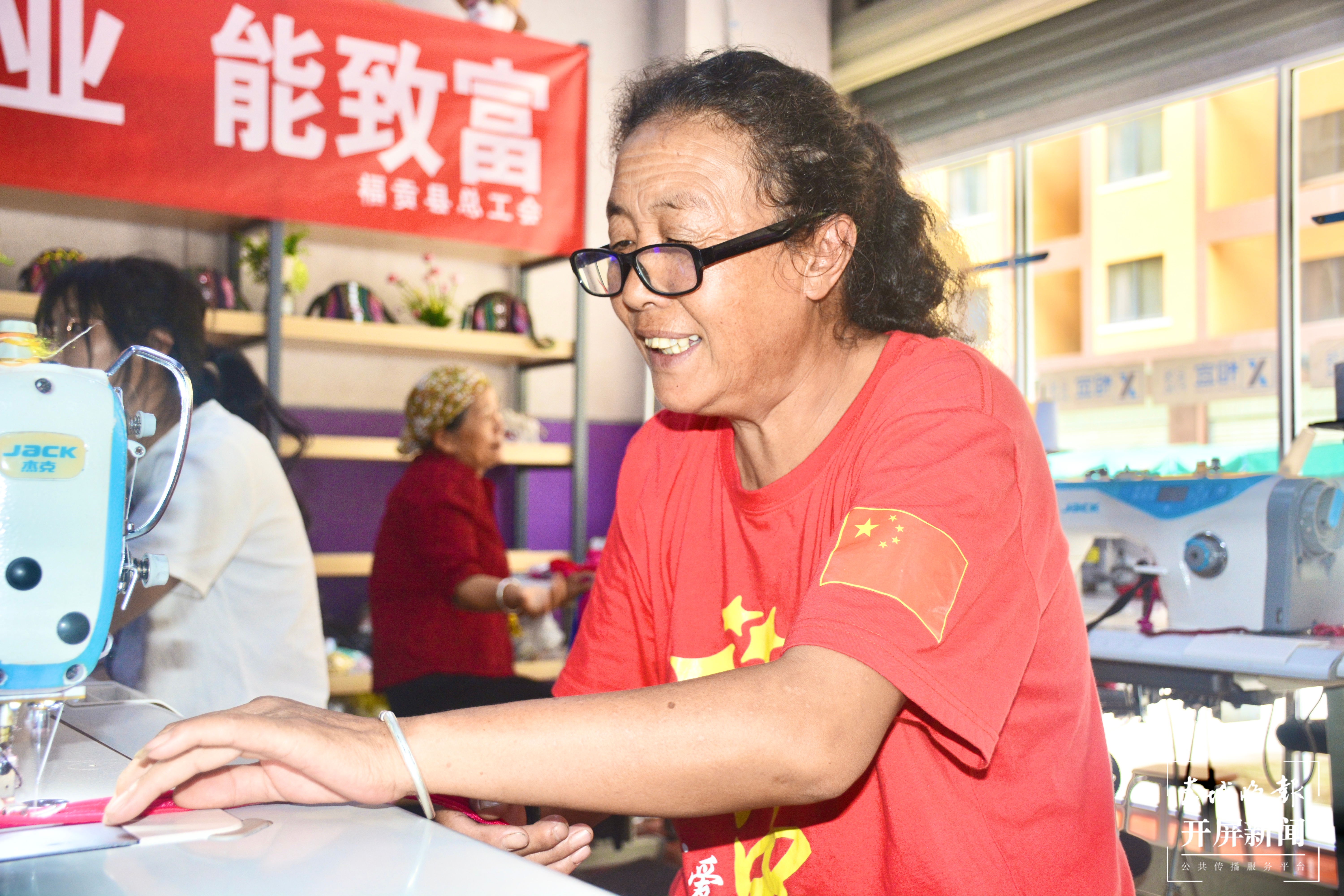 加琴大妈开心地缝衣服 赵丽槐摄.JPG
