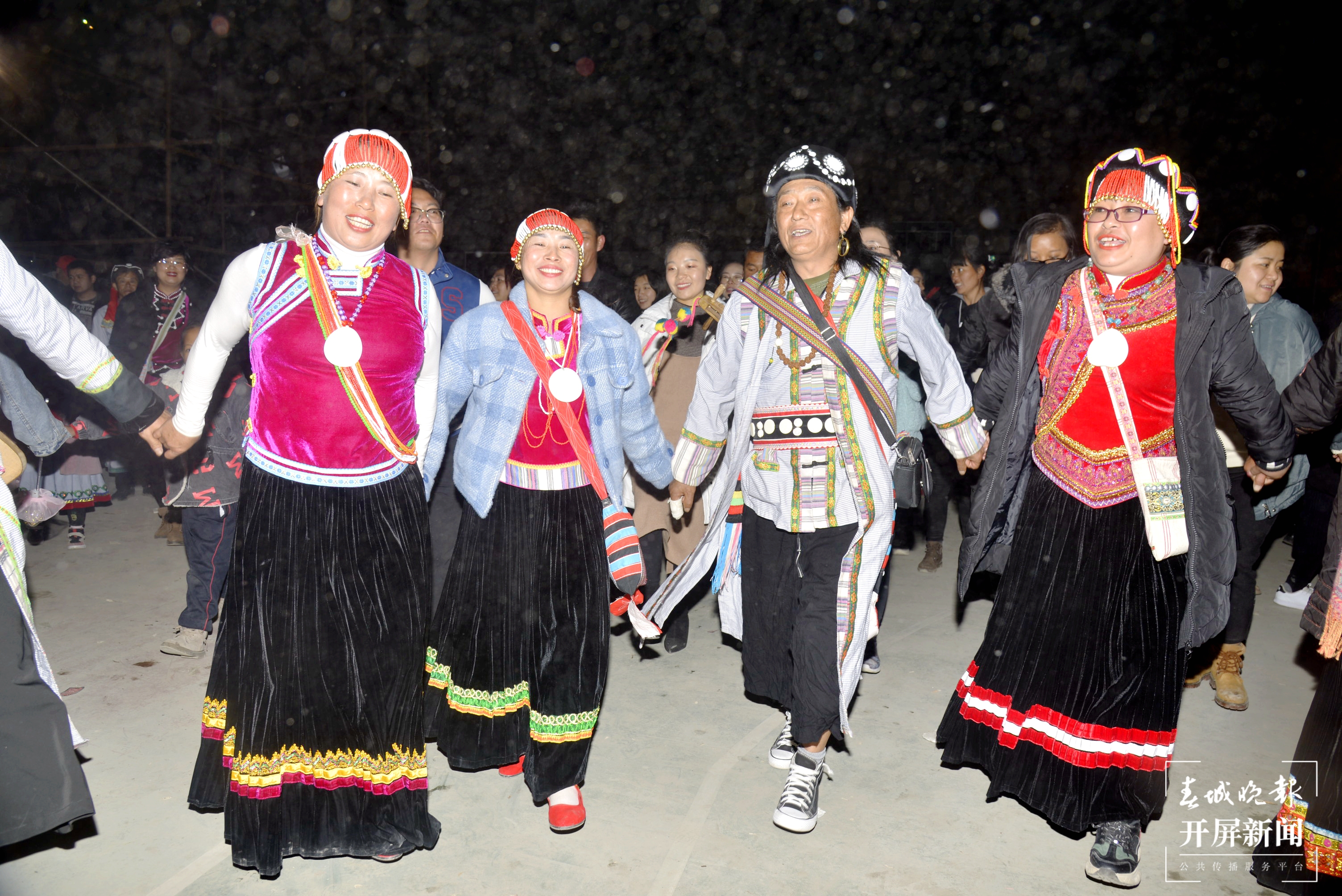 各族群众共度开春节 .jpg