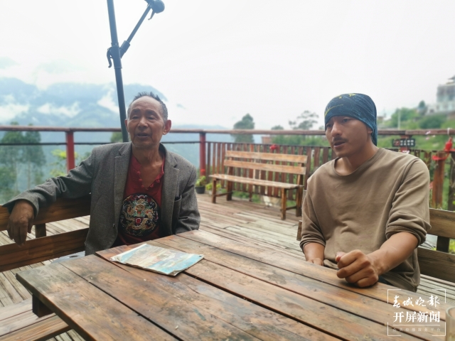 坐在自家的客栈，李碧强（右）和老父亲一起畅谈未来的规划.jpg