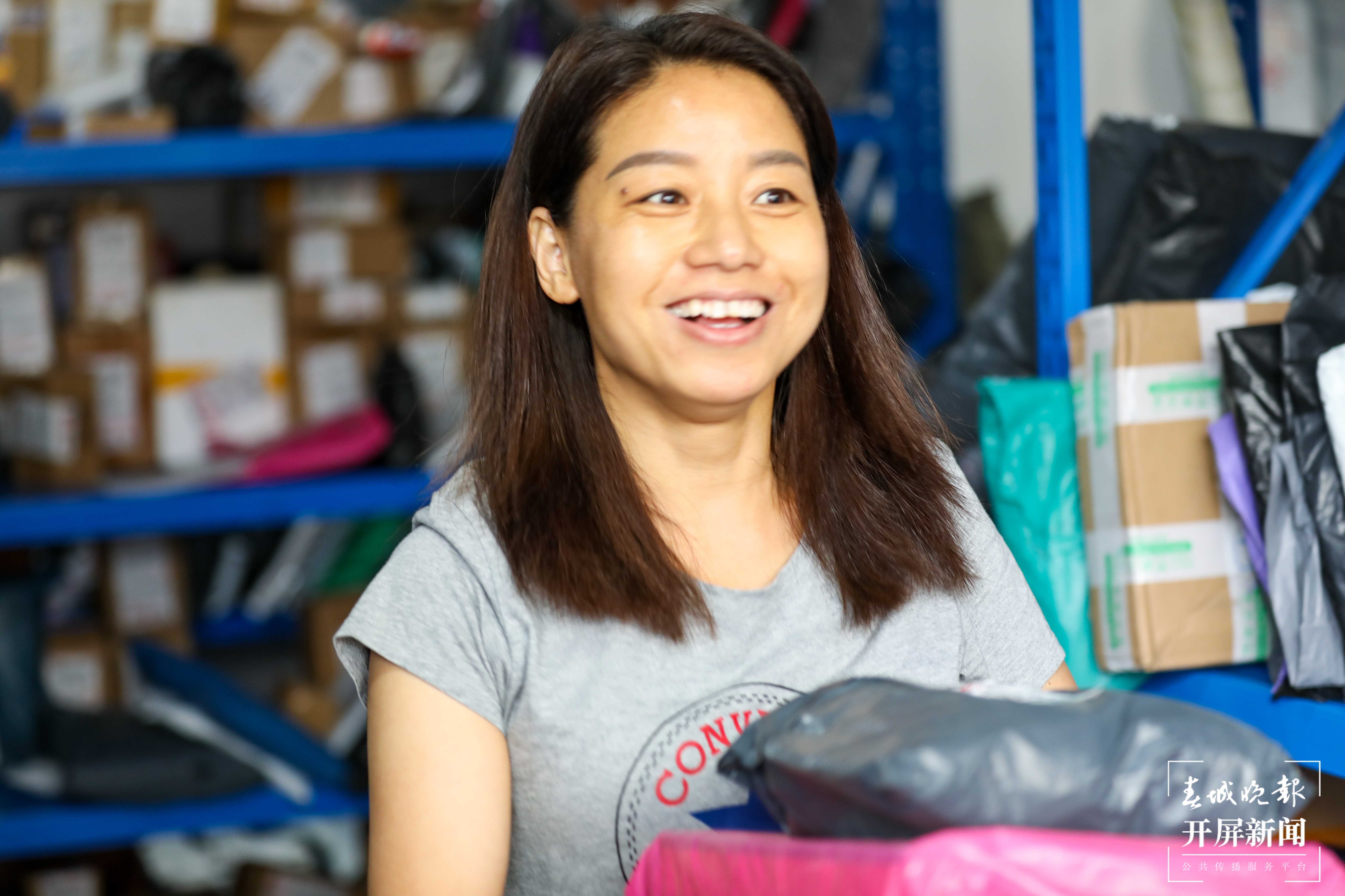 姐姐帮群众取件 刘畅摄.jpg