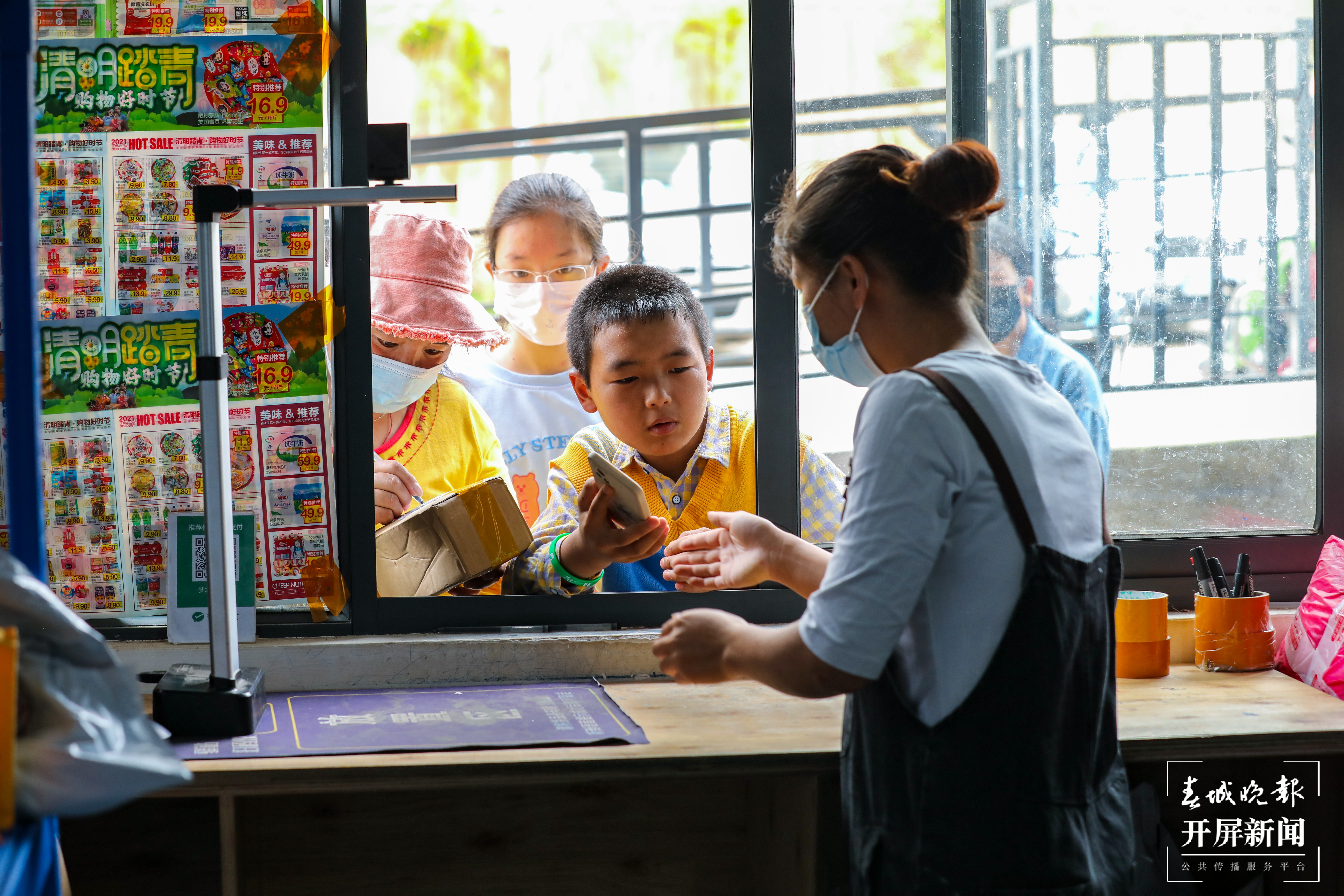 取件处人头攒动 刘畅摄.jpg