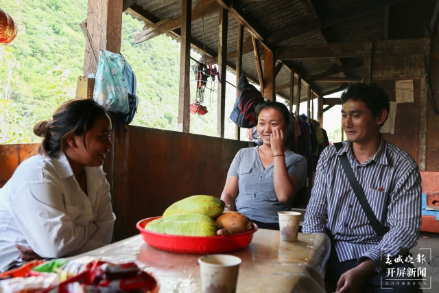 阿珍花（左）和大家开心在一起    刘彪.jpg