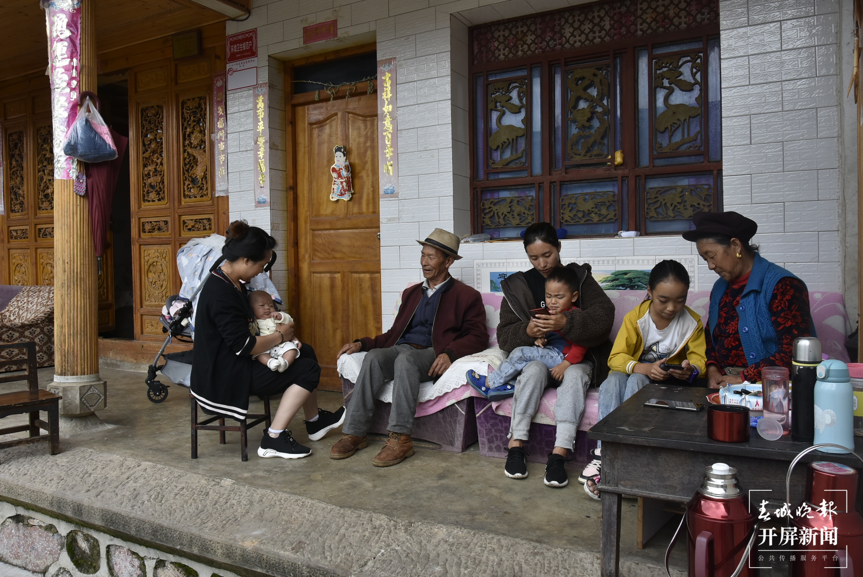 八十一社区杨玉清家，出嫁的女儿们回家看望父母.JPG
