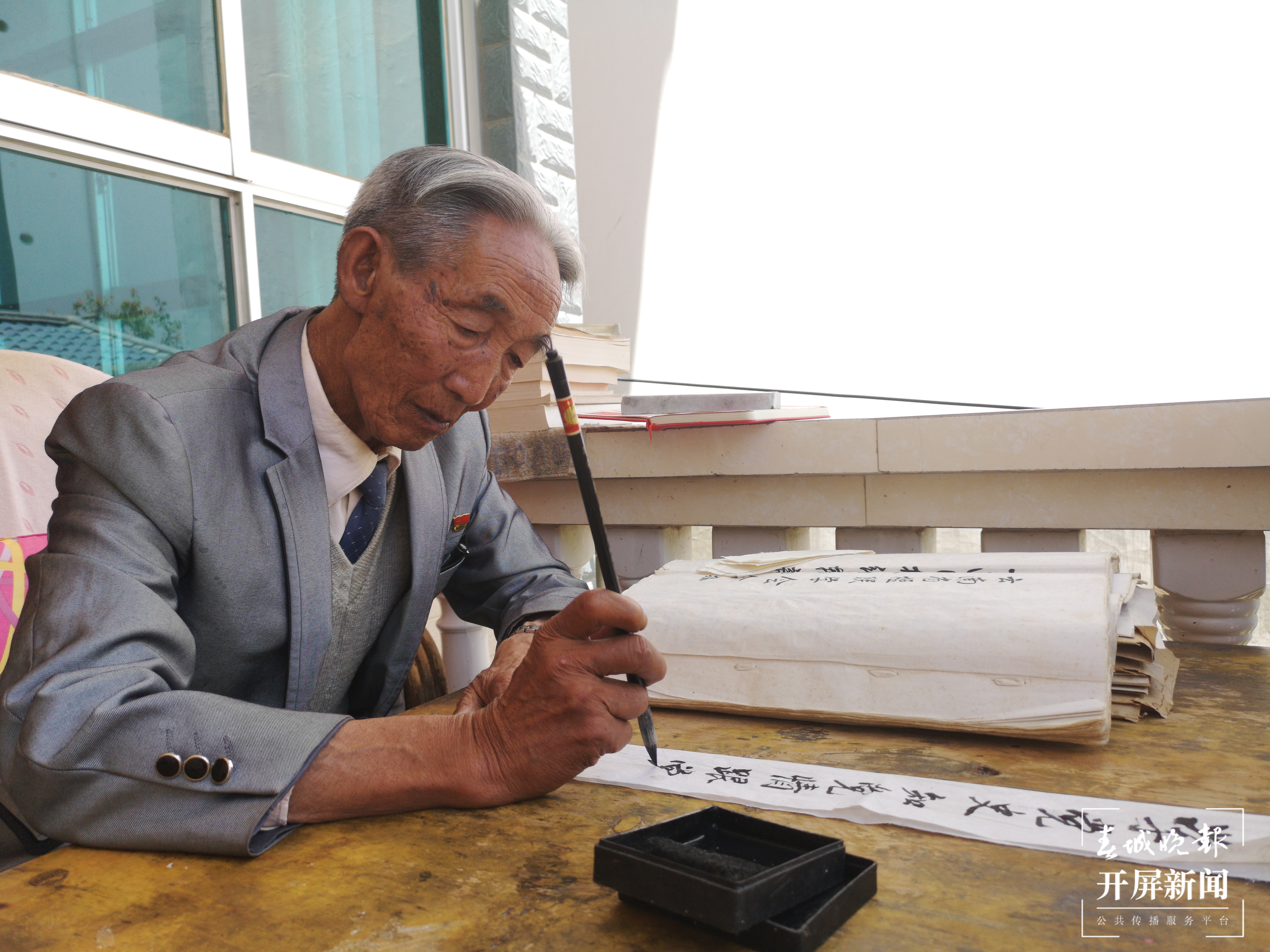 张月林在写挽联2.jpg