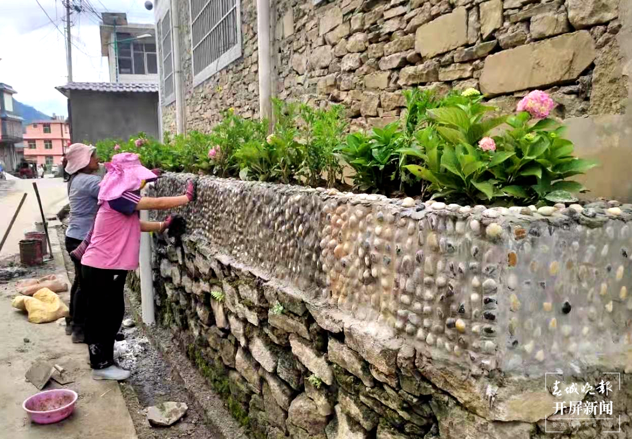 赤恒底村边境小康示范打造村鹅卵石花台.jpg