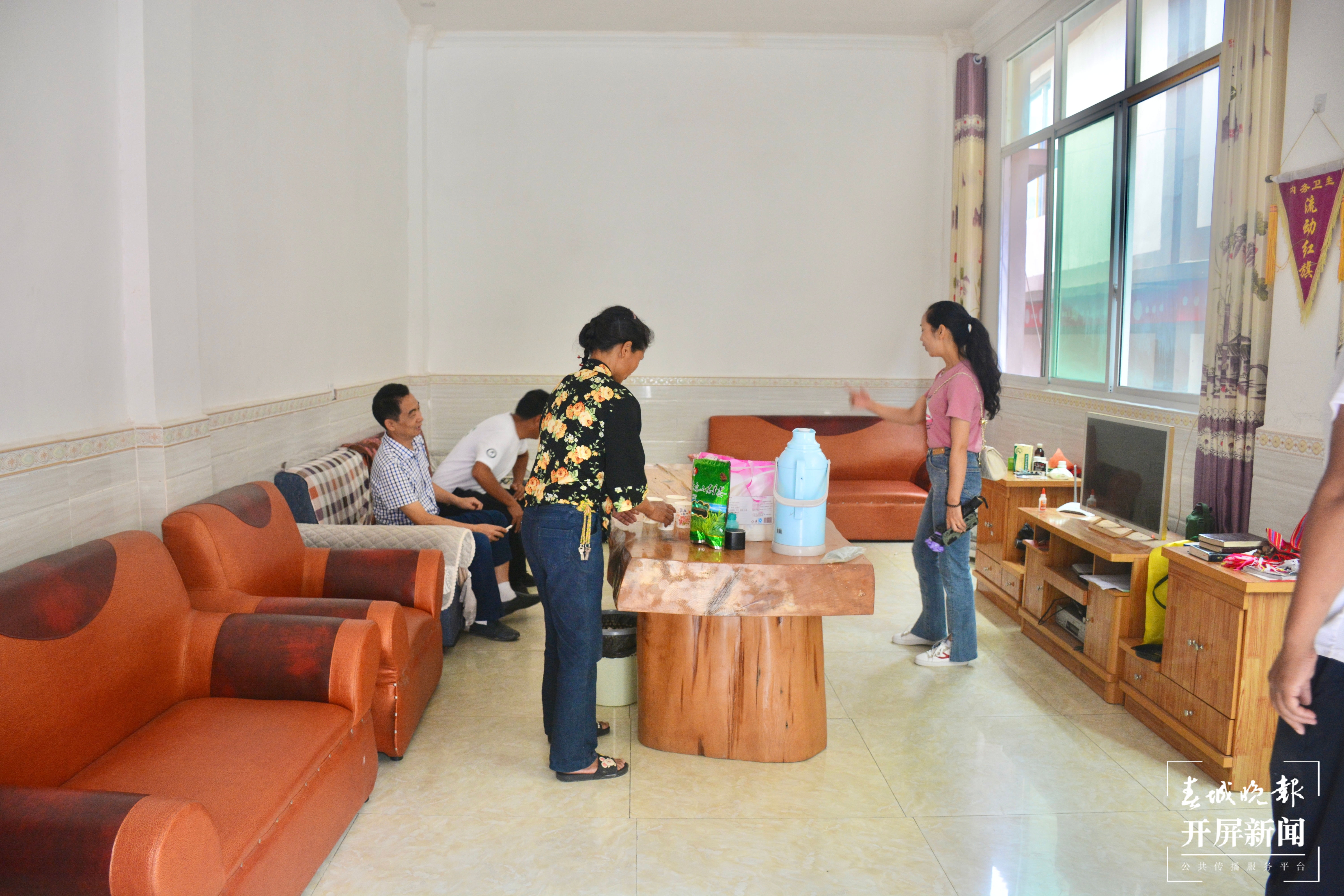 友发生家干净整洁的客厅 赵丽槐摄.JPG