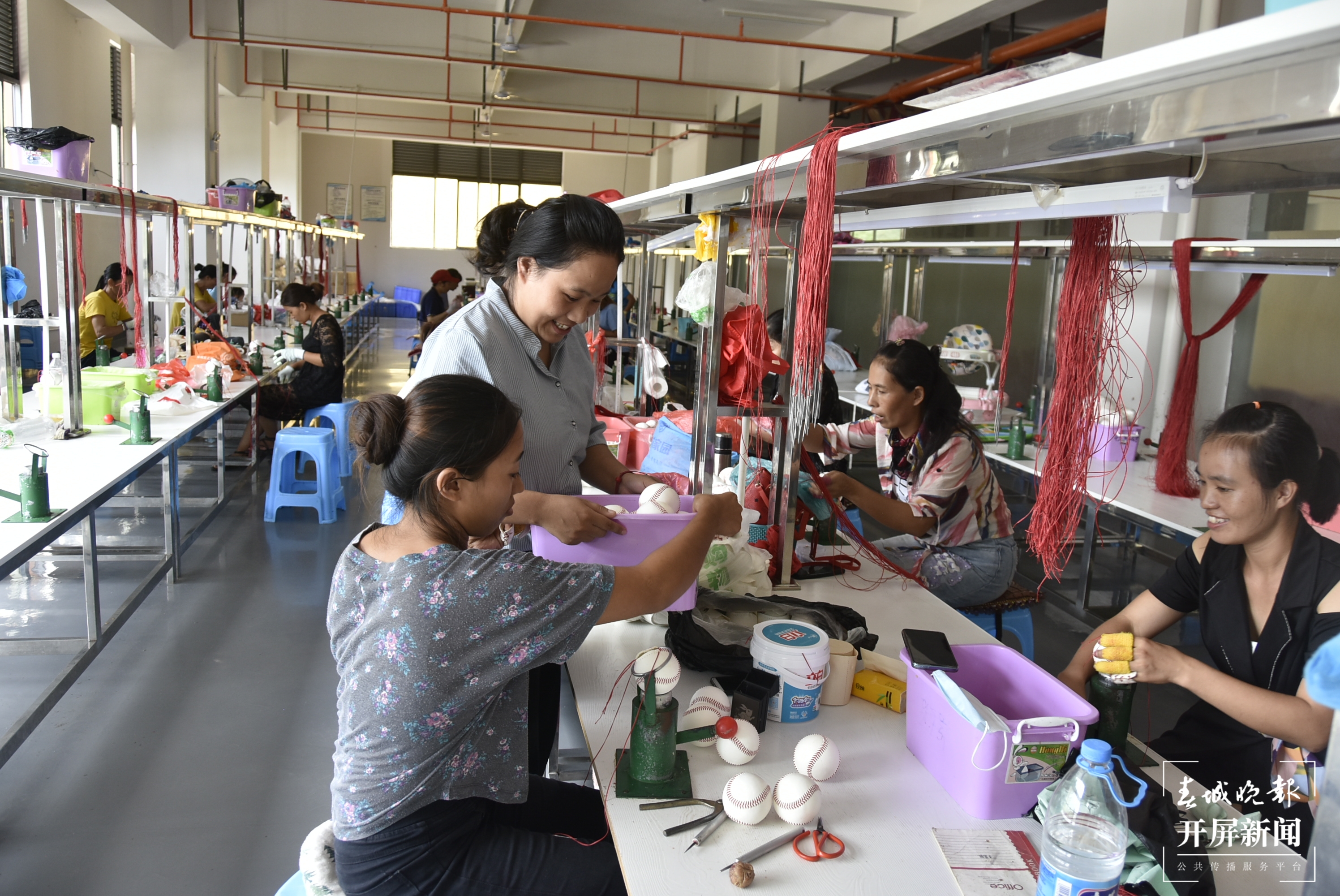 【民族团结进步看怒江】和谐社区：搬出大山到城里安居致富 各族居民奏响团结和谐乐章