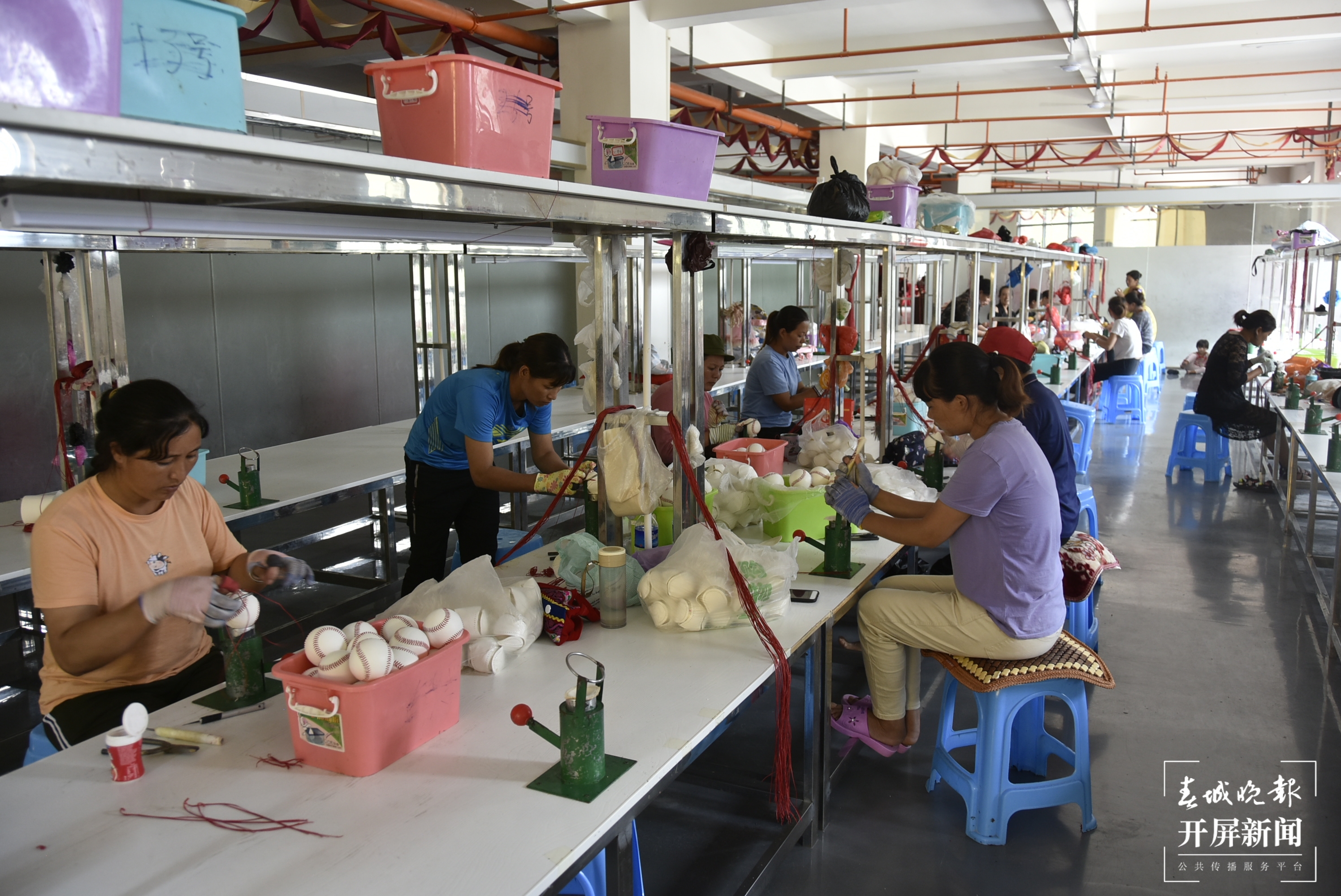 【民族团结进步看怒江】和谐社区：搬出大山到城里安居致富 各族居民奏响团结和谐乐章