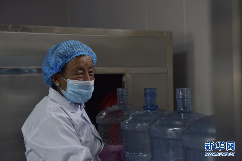 雪域欢歌70载·西藏启航新时代｜互帮互学 携手并进——西藏百姓的民族团结情