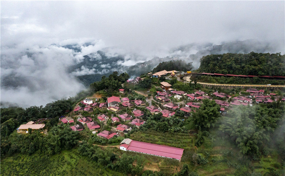 奋力绘就阿佤山美丽新画卷 新华社2.jpg