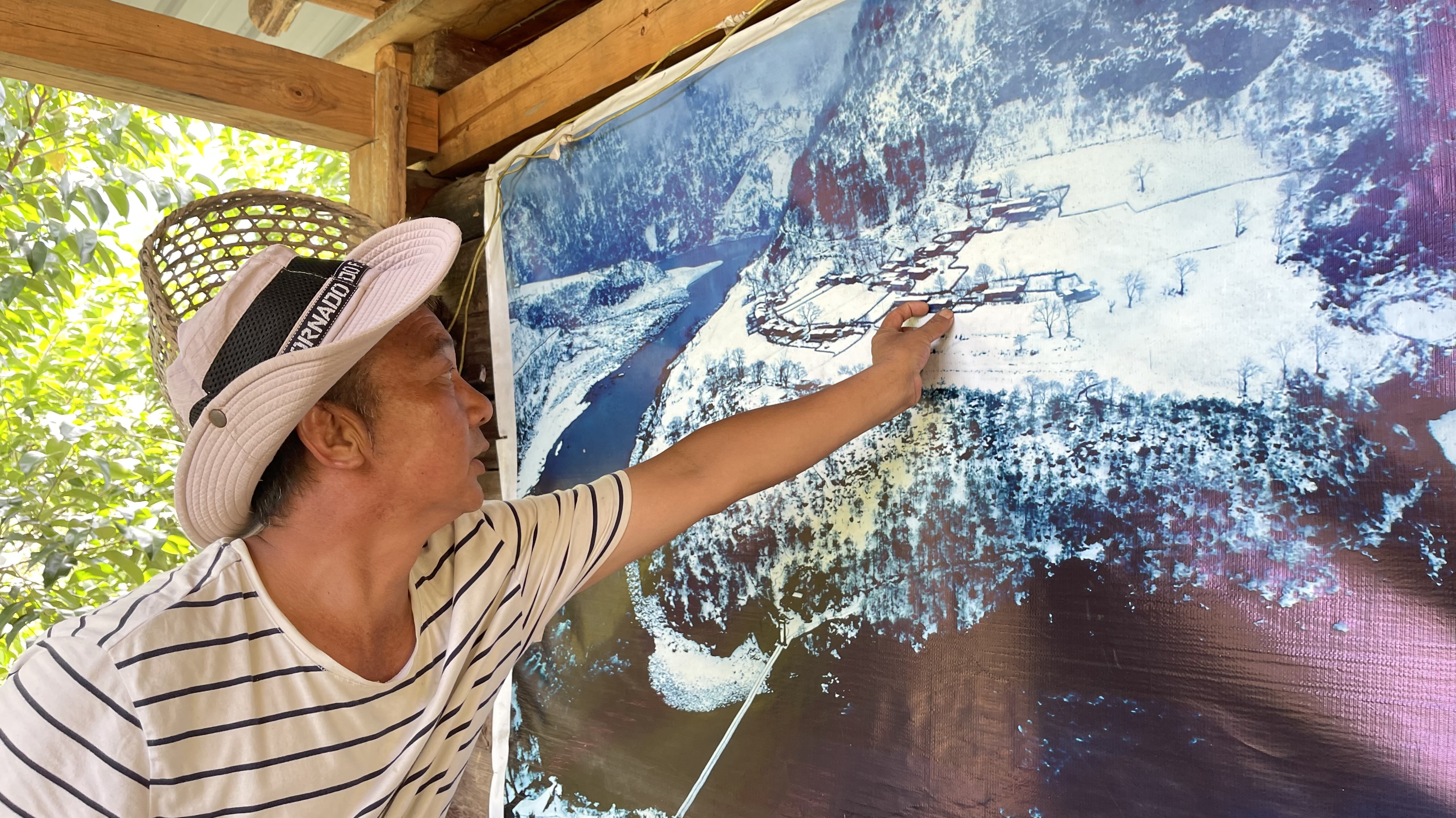 杨正祥介绍以前住的地方 赵丽槐摄.JPG