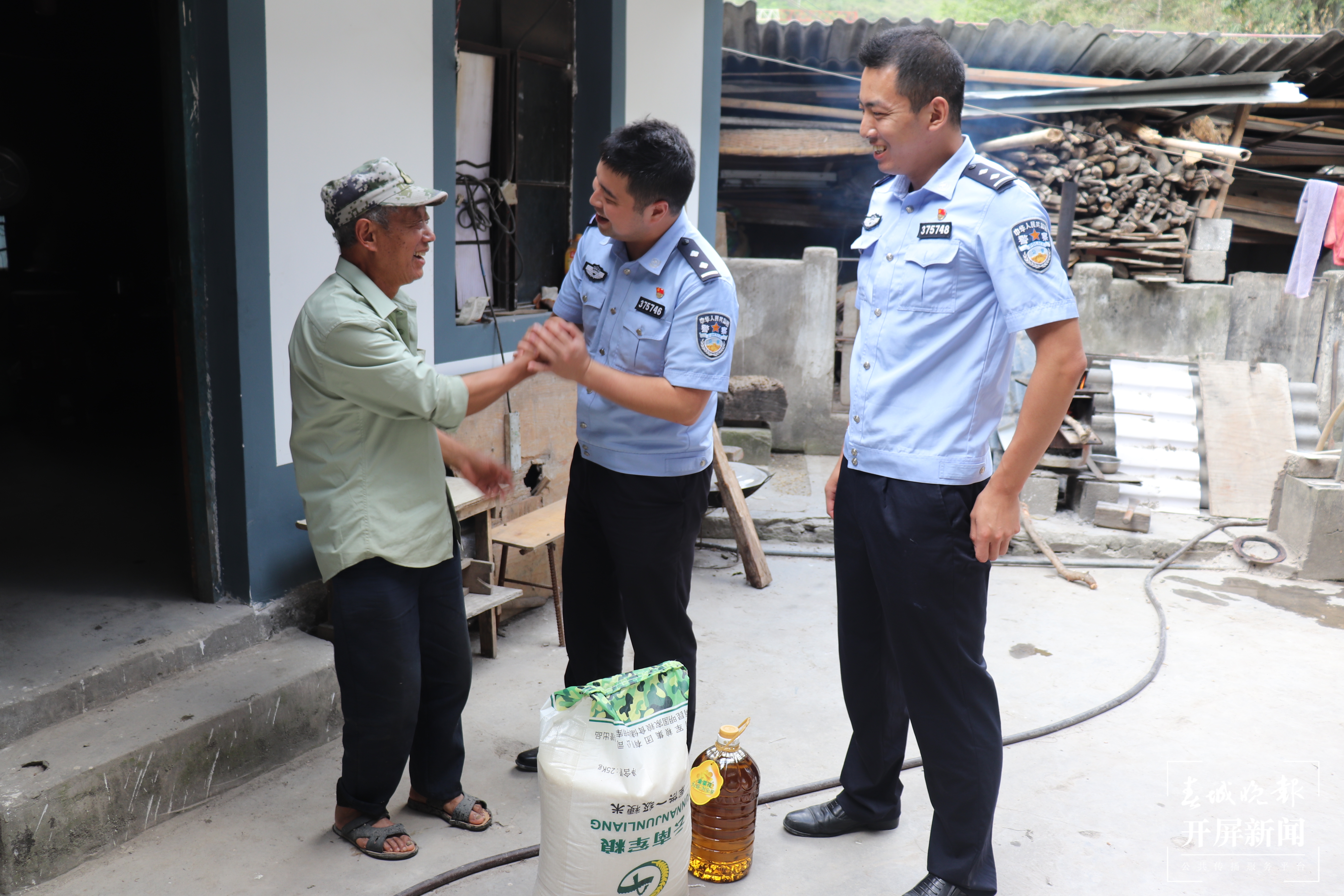 移民管理警察进村寨.jpg