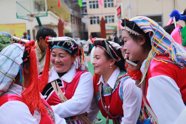 各族群众身着盛装 共庆仙女节.JPG