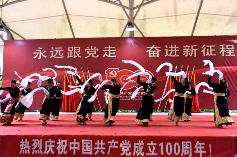 文艺队用歌舞庆祝建党100周年.jpg