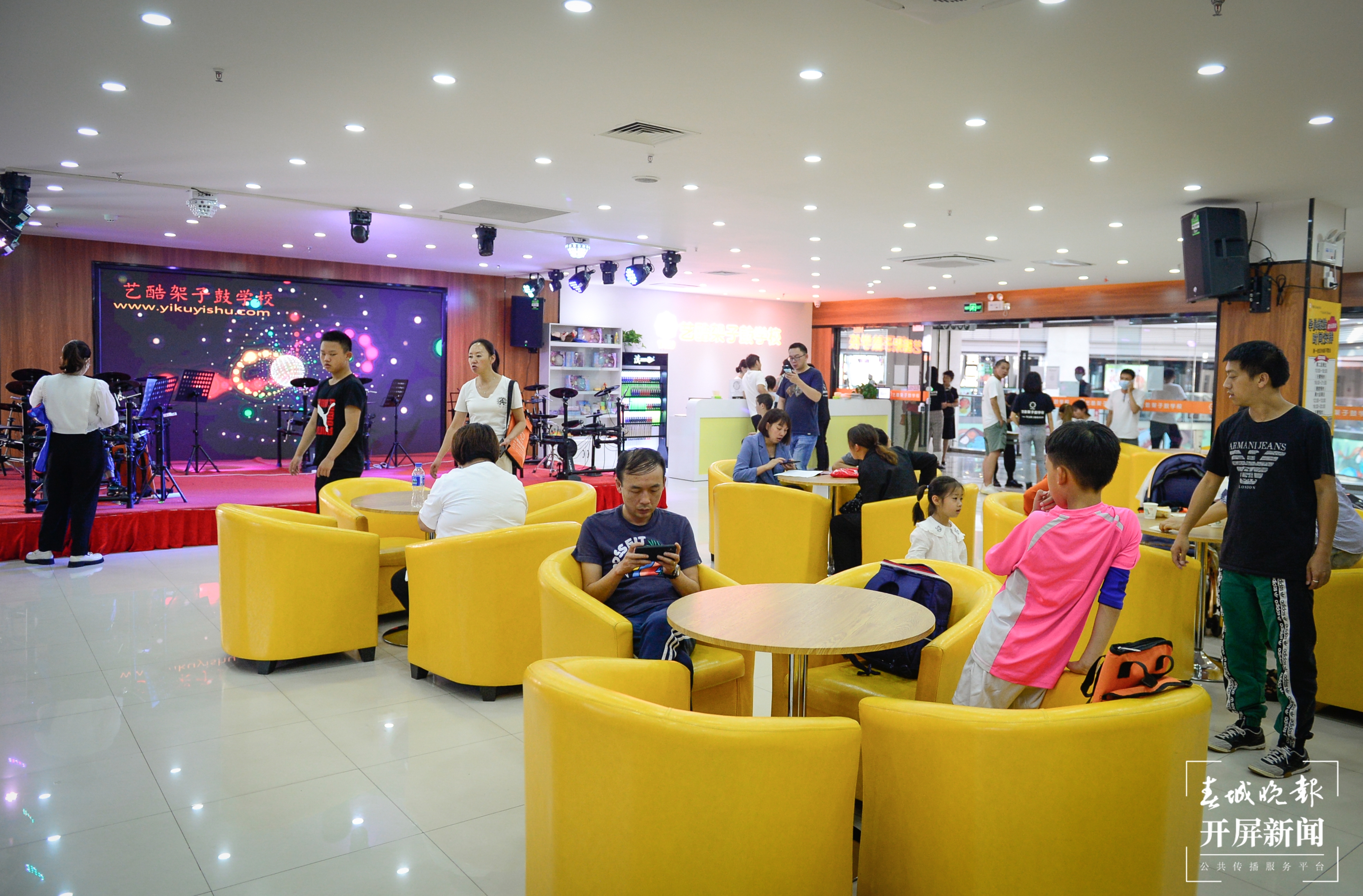 艺酷架子鼓学校，50多名家长在外等候。陪(11416638)-20210913152034.jpg