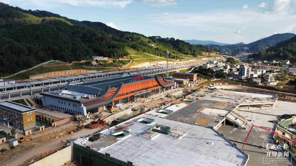 宁洱：火车站即将全面完工2.jpg