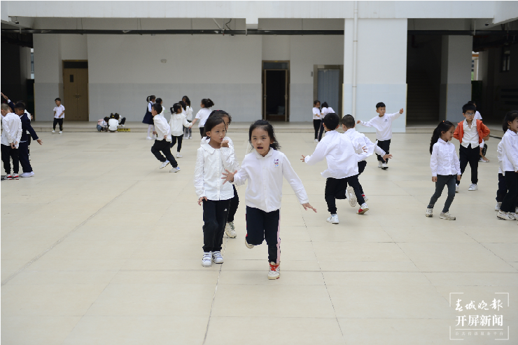 昆明小学推迟上学时间！孩子们的课后作业少了，校外培训班也少了 春城晚报-开屏新闻记者 龙宇丹摄