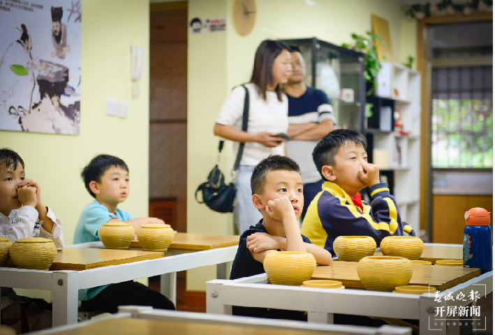 昆明小学推迟上学时间！孩子们的课后作业少了，校外培训班也少了 春城晚报-开屏新闻记者 龙宇丹摄