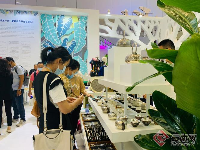 第十七届深圳文博会开幕 云南展区绚丽登场