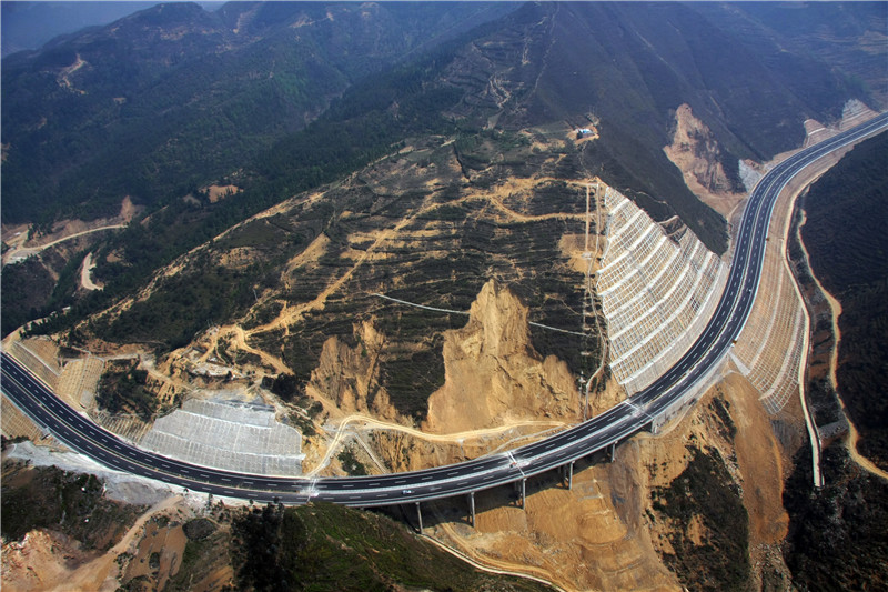 《云南日报》整版聚焦文山 见证筑梦边疆展新姿4.jpg