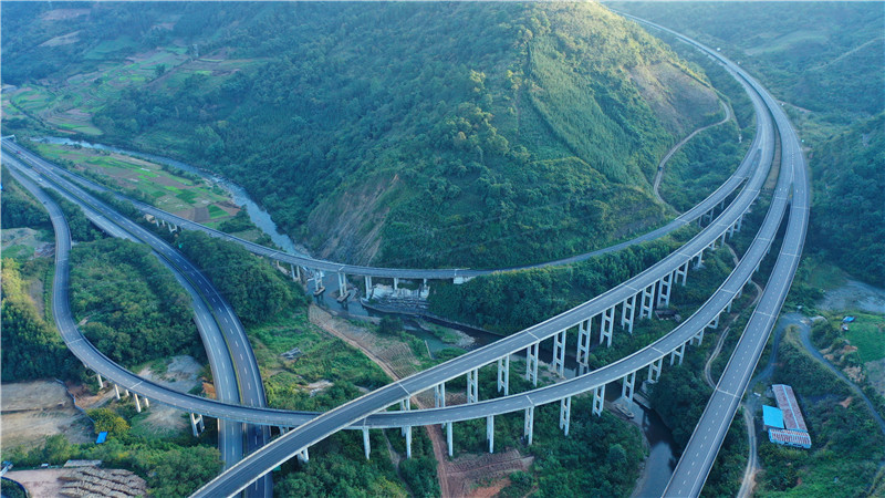 《云南日报》整版聚焦文山 见证筑梦边疆展新姿2.jpg