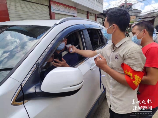 盈江昔马镇：守护神圣国土 “红袖标”在行动2.jpg